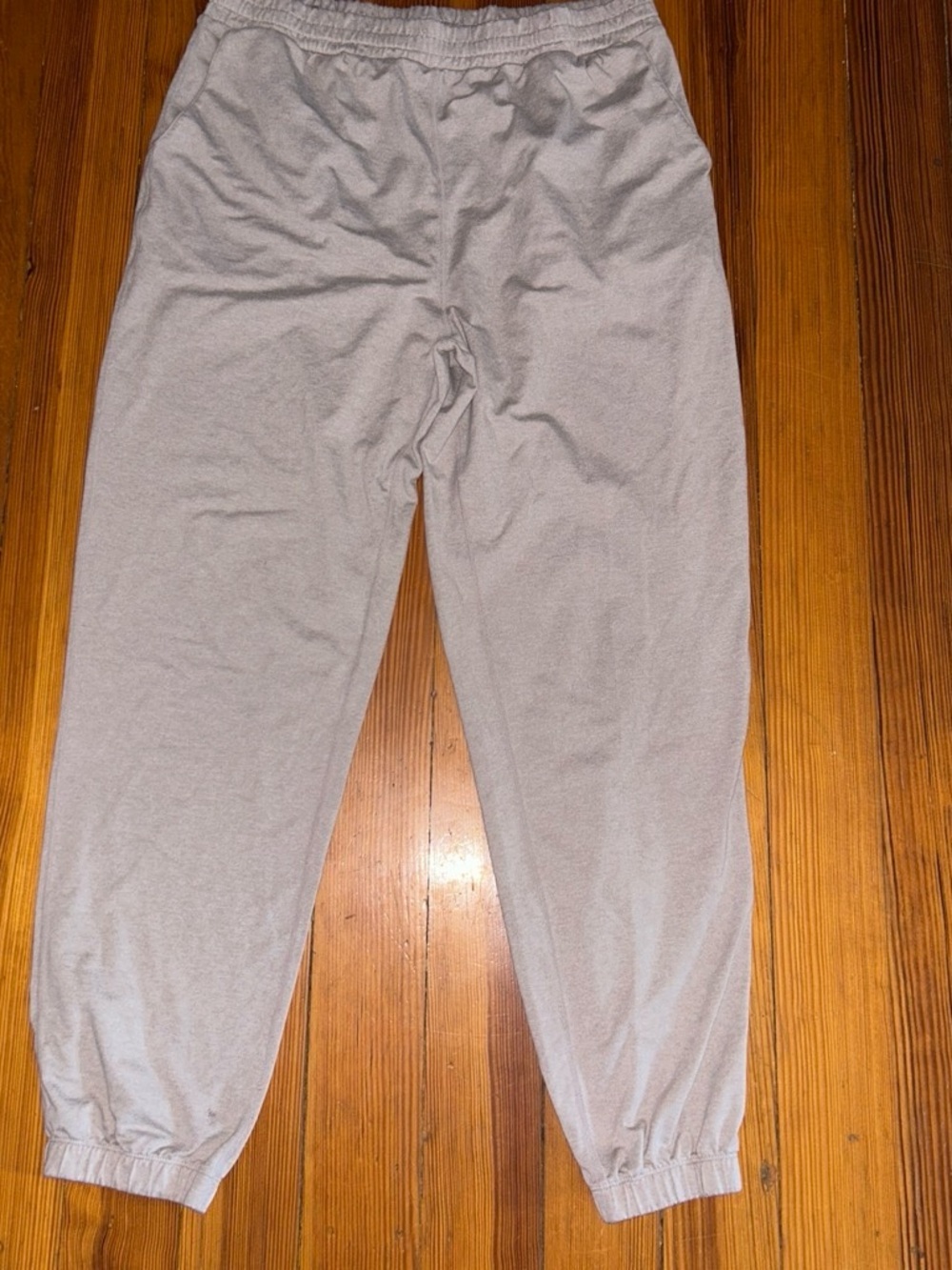 Vuori joggers (HOLE IN LEG AND SOME PILLING)